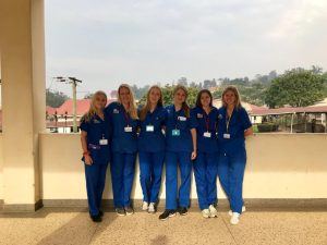 Mine medrejsende og jeg i vores hospitalsuniformer (Uganda)
