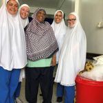 På Zanzibar er 98% af indbyggerne muslimer, og i slutningen af vores praktik skulle vi selvfølgelig lige prøve en “khimar” hijab. På billedet ses også en af vores mentorer under praktikken.